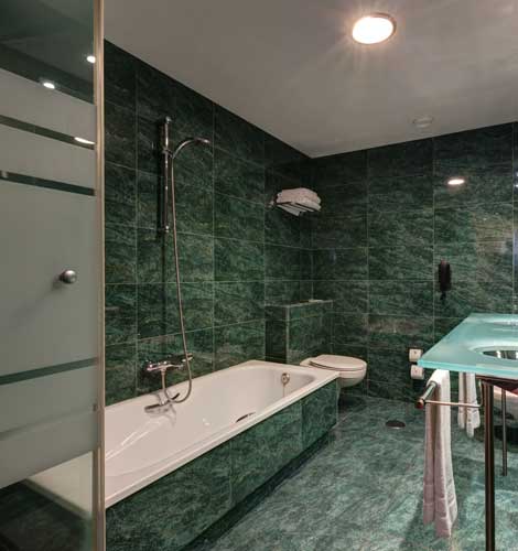 bathroom Hotel Acevi Villarroel Barcelona